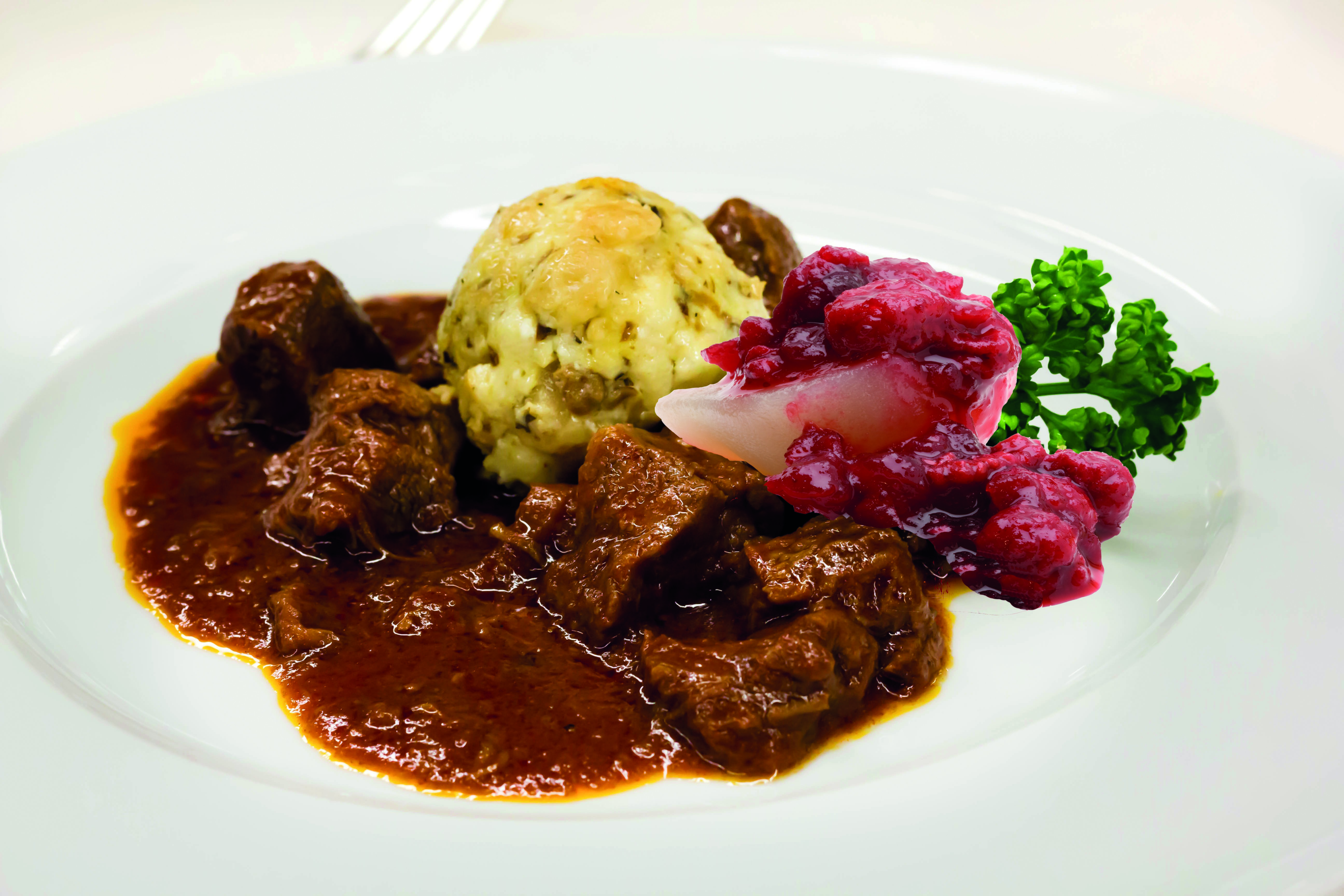 Rehragout mit Semmelknödel und furore Apfel-Preiselbeer Gourmet Sauce